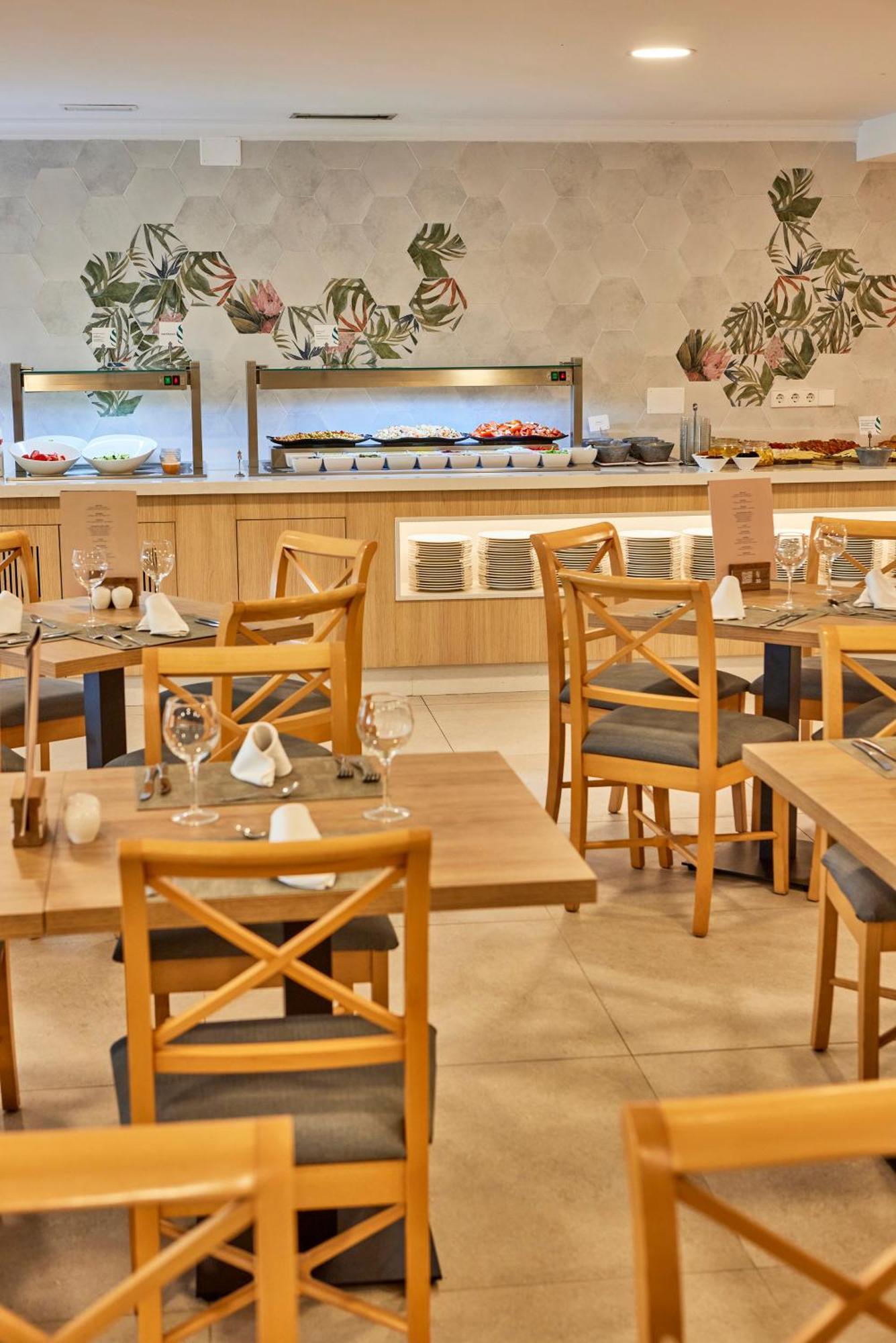 Universal Aparthotel Don Camilo Sant Elm Kültér fotó